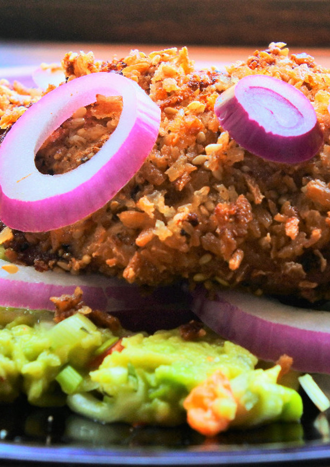 Una foto de Pollo crujiente con aguacate