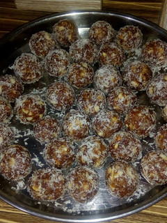 ડ્રાયફ્રુટ લાડુ(Dryfruit ladoo Recipe in Gujarati) રેસીપી મુખ્ય ફોટો