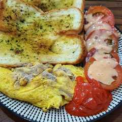 รูปของ Garlic Toast #dapurbundaqila