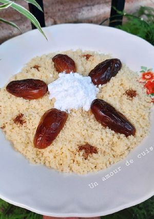 Une photo de Mesfouf 🥣 couscous aux dattes et sucre glace 🍶