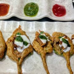 A picture of Palak pakoda chaat.