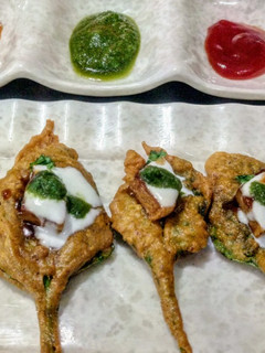 A picture of Palak pakoda chaat.