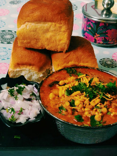 मिसल पाव (Misal pav recipe in Hindi) रेसिपी मुख्य फोटो