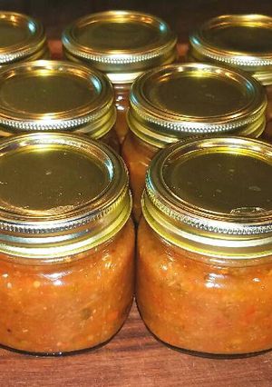 A picture of Mike's Mango Habenero Garlic Salsa.