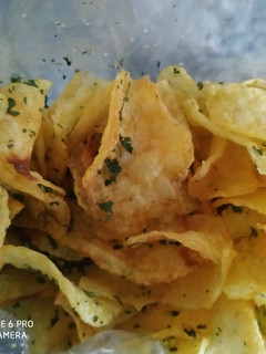 Una foto de Patatas fritas con perejil y ajo