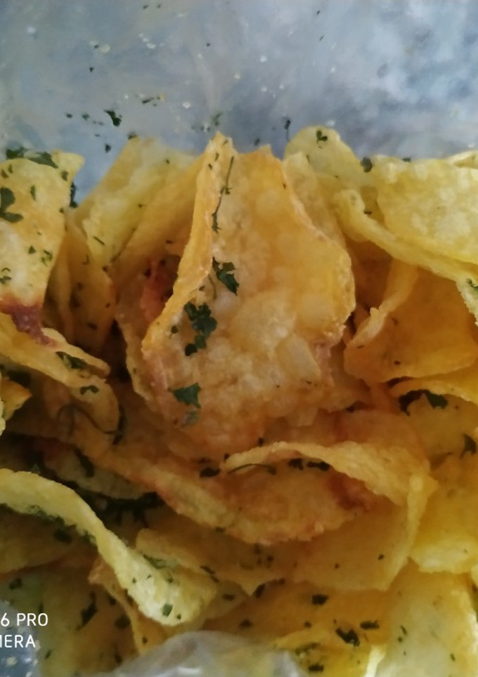 Una foto de Patatas fritas con perejil y ajo