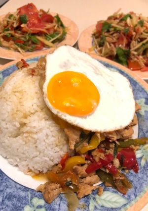 Una foto de Pollo salteado con albahaca Tailandés ผัดกระเพราไก่ Japonés GAPAORAISU🇹🇭🇺🇾🇯🇵パッド・ガパオ・ガイ（鶏肉のバジル炒め）