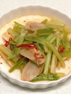 芹菜炒麵腸 (簡易版) 的食譜成品照片