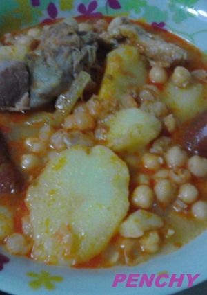 Foto principal de Garbanzos con mangote de cerdo y chorizos Asturianos