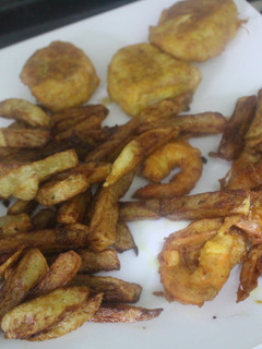 Una foto de Merluza y gambas rebozadas con patatas fritas