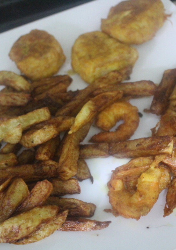 Una foto de Merluza y gambas rebozadas con patatas fritas