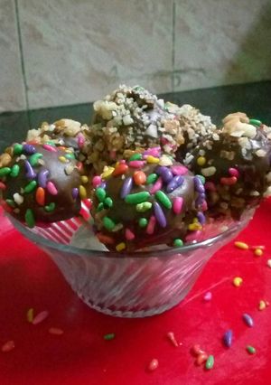 A picture of Dry fruit chocolate lollipops.