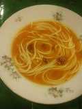 Sopa de spaghetti con caldo y tocino