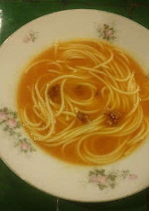 Una foto de Sopa de spaghetti con caldo y tocino