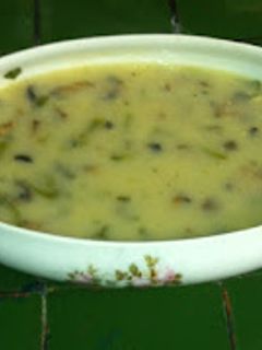 Una foto de Sopa de hongos con papa y poblanos