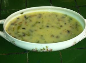 Una foto de Sopa de hongos con papa y poblanos