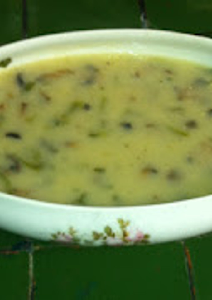 Una foto de Sopa de hongos con papa y poblanos