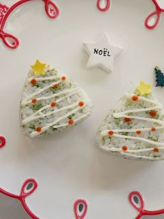 零技巧「聖誕樹飯糰」不失敗的聖誕節餐點。 的食譜成品照片