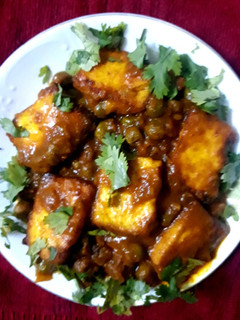 A picture of Matar Paneer.