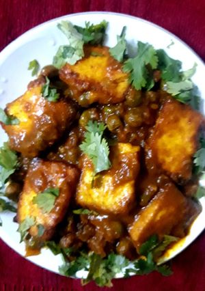A picture of Matar Paneer.