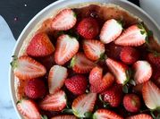 Una foto de pay de fresas con crema