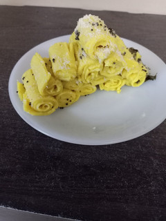 ખાંડવી(khandvi recipe in gujarati) રેસીપી મુખ્ય ફોટો