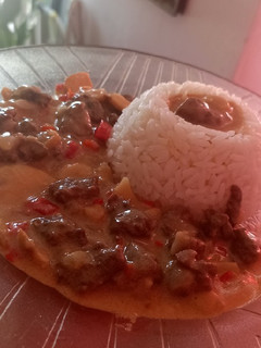 Una foto de Strogonoff de carne
