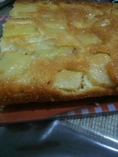 Una foto de Torta invertida de manzana bien húmeda