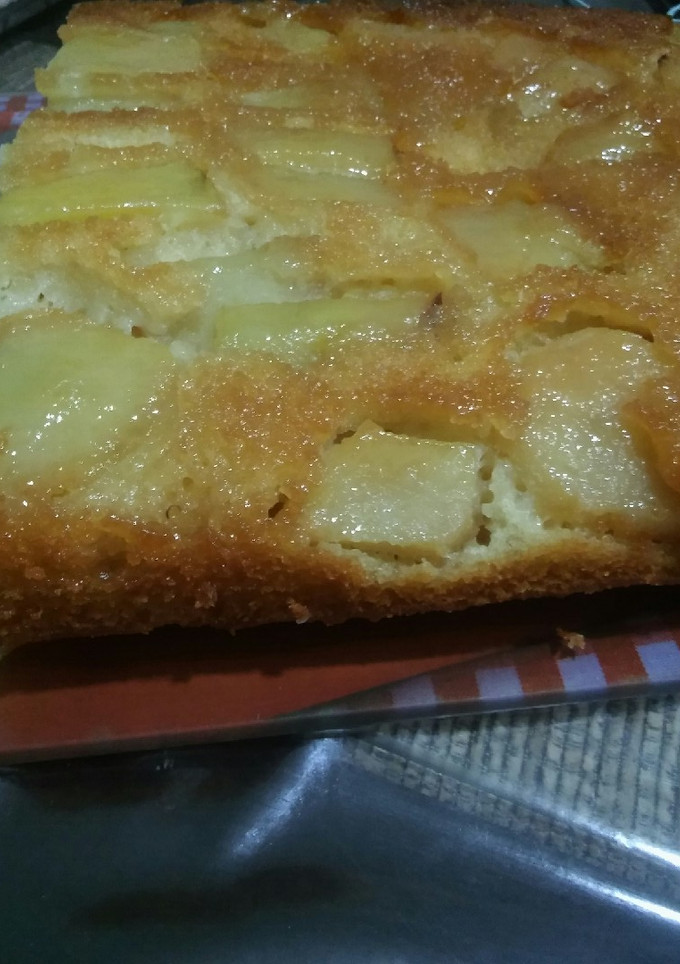 Una foto de Torta invertida de manzana bien húmeda
