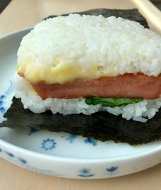 cơm cuộn thịt spam