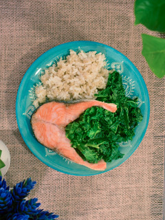 Una foto de Cena saludable de salmón a la plancha con kale y arroz