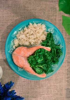 Foto principal de Cena saludable de salmón a la plancha con kale y arroz