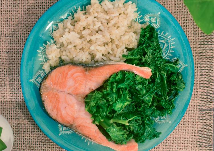 Cena saludable de salmón a la plancha con kale y arroz