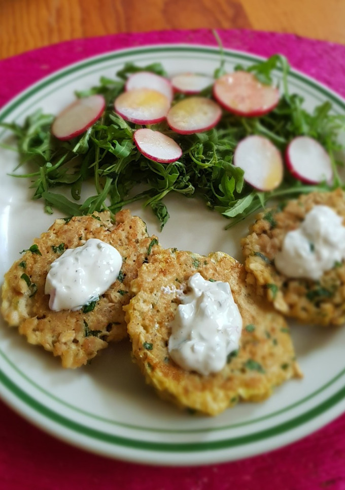 Una foto de Tortitas de salmón con salsa tártara light