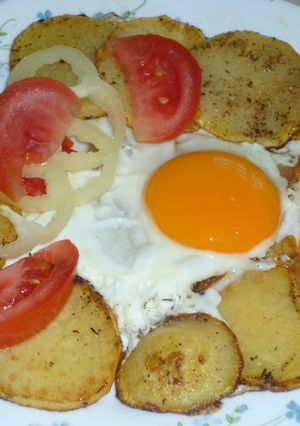 Serpenyős sült krumpli tükörtojással recept fotója