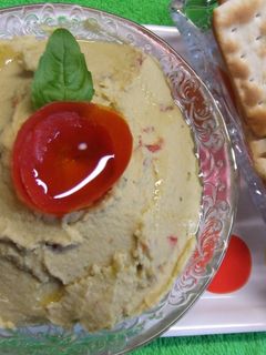 Una foto de Dip de hummus con aguacate