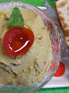 Una foto de Dip de hummus con aguacate