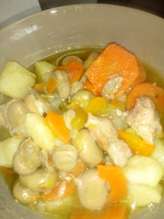 Una foto de Guiso de habas con verduras y pollo