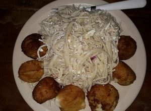 Una foto de Espagueti ala crema con albóndigas de queso..🇸🇻