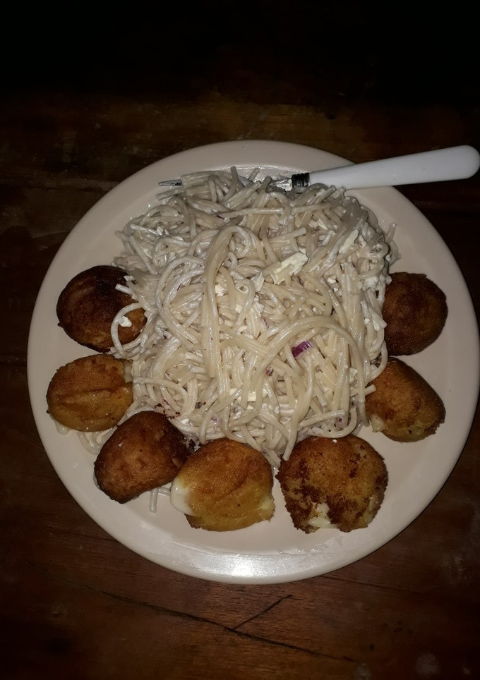 Una foto de Espagueti ala crema con albóndigas de queso..🇸🇻