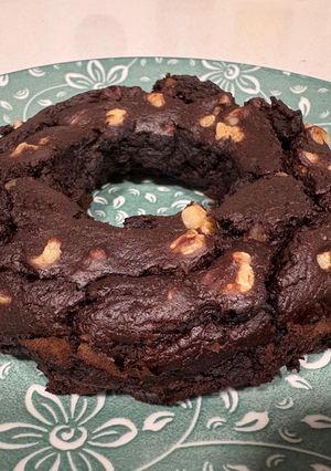 Una foto de Brownie de manzana y plátano con nueces