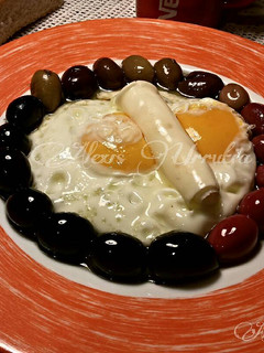 Una foto de Huevos fritos con aceitunas morunas y virgen rxtra casero