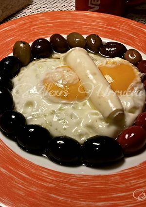 Foto principal de Huevos fritos con aceitunas morunas y virgen rxtra casero