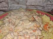 Una foto de pollo con crema y tocino