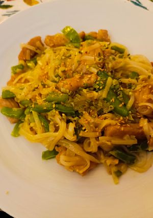 Una foto de Cerdo con pimientos verdes y noodles de arroz