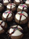 Galletitas brownie con frosting de queso crema
