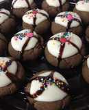 Galletitas brownie con frosting de queso crema