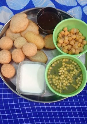 सूजी के गोलगप्पे खट्टा मीठा पानी (sooji ke golgappe khatta meetha chutney recipe in Hindi) रेसिपी मुख्य फोटो