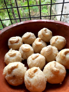मखाने नारियल के लड्डू (makhane nariyal ke ladoo recipe in Hindi) रेसिपी मुख्य फोटो