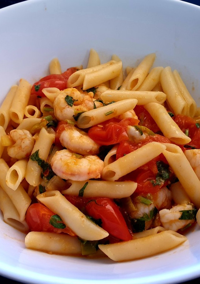Una foto de Pasta arrabiata 🌶🔥 con gambas